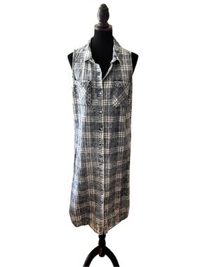 QED London Button Down High Side Slit Dress